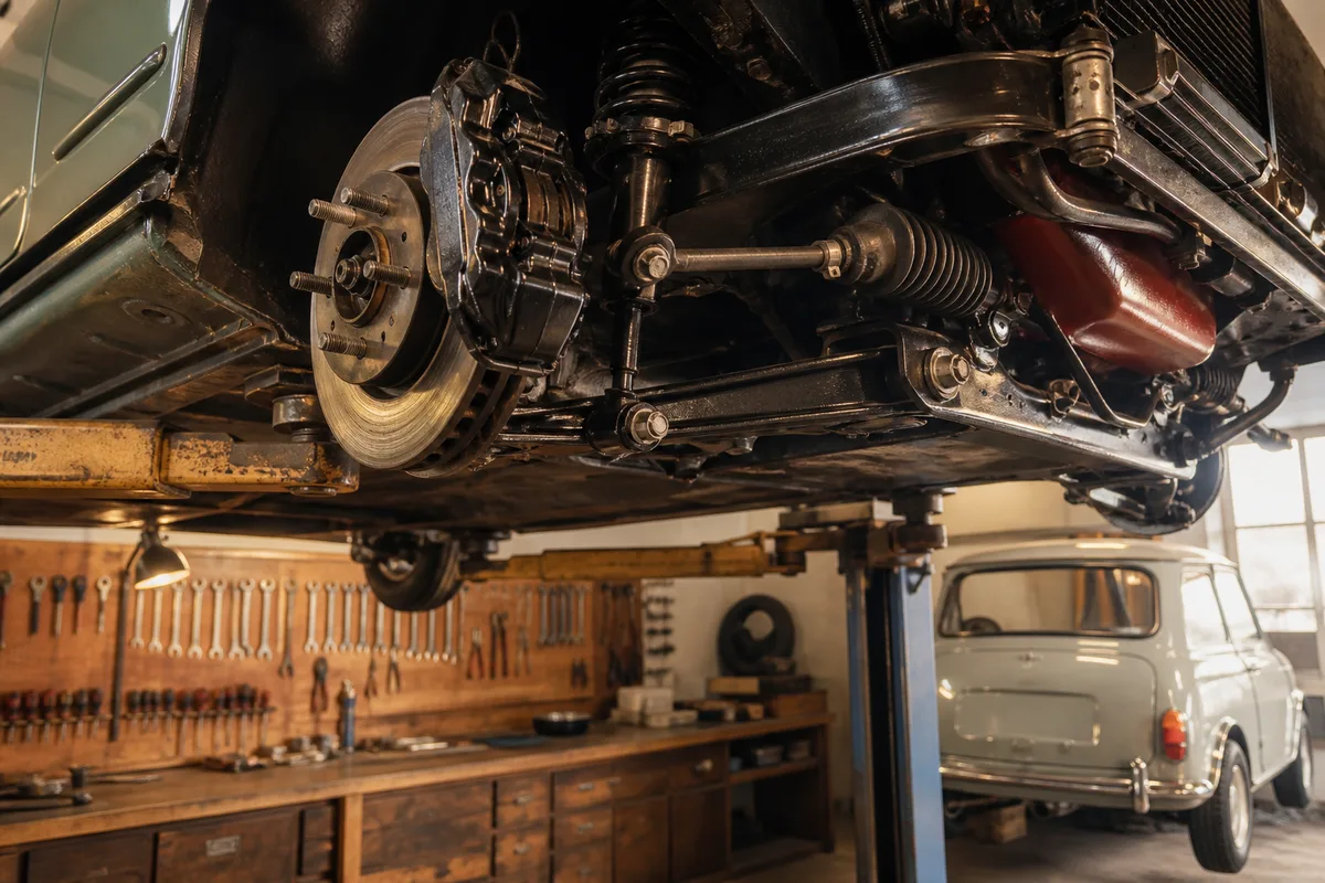 Train avant et freinage d&rsquo;une Mini classique préparée, vus de dessous